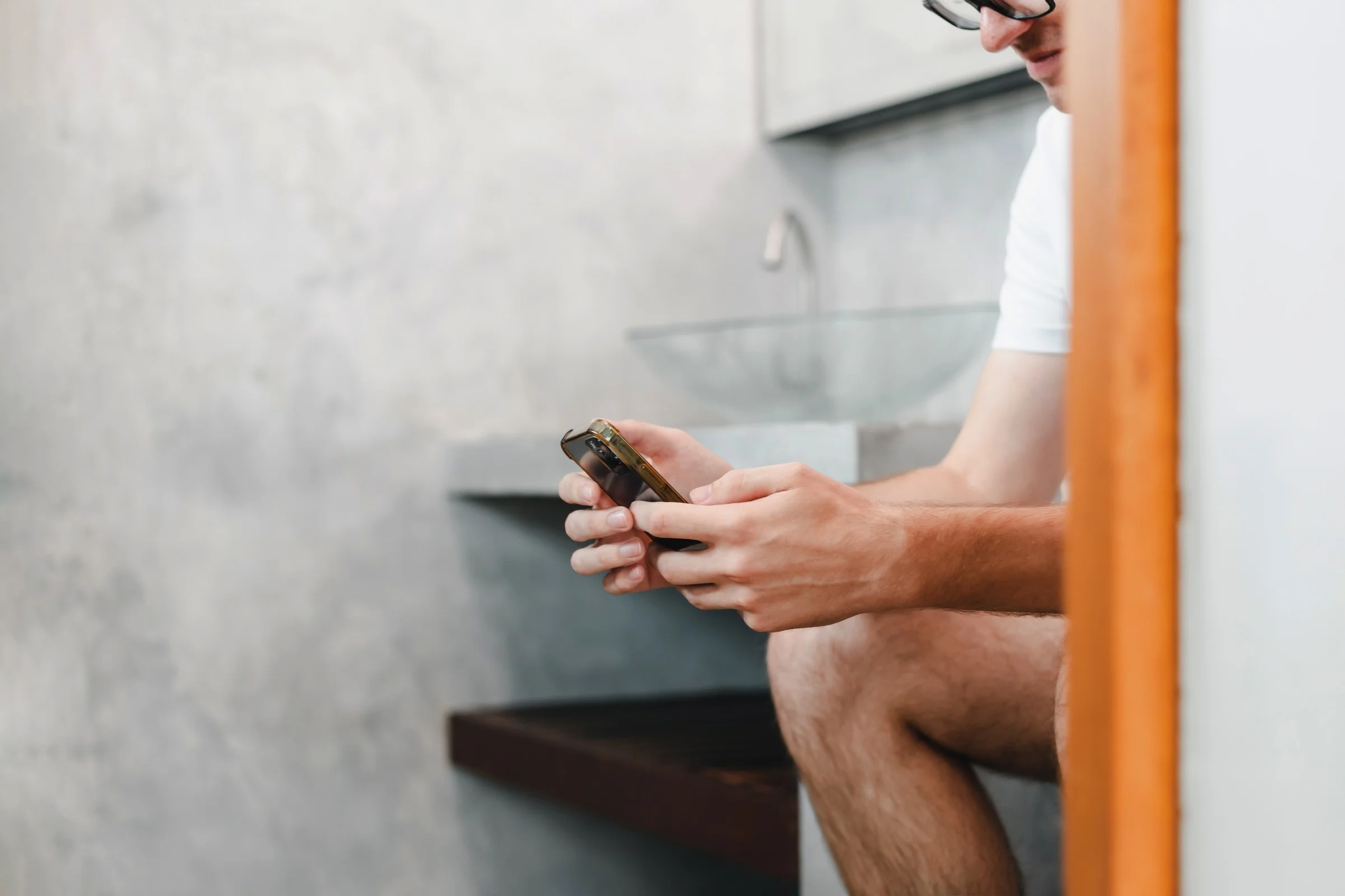 Poor bathroom habits can cause office worker hemorrhoids