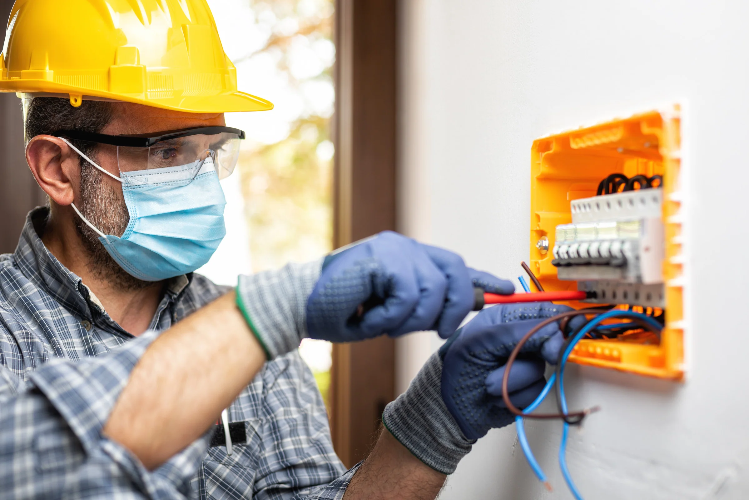 The 4 most important safety precautions for electricians with piercings
