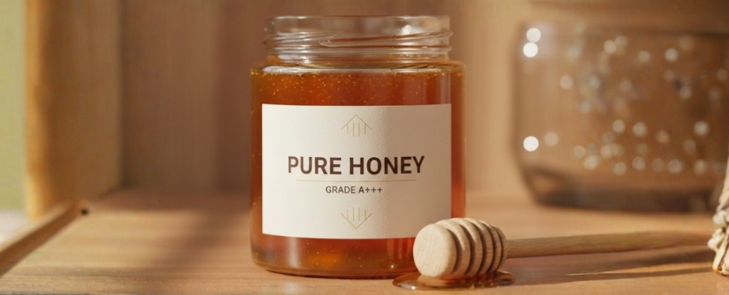 Manuka honey jar with MGO rating